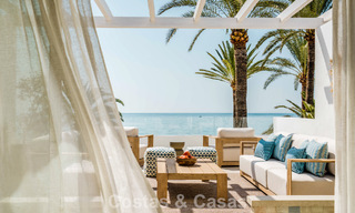 Lujosa propiedad en primera línea de playa con vistas al mar en venta, en la playa de la prestigiosa Milla de Oro de Marbella 785348 