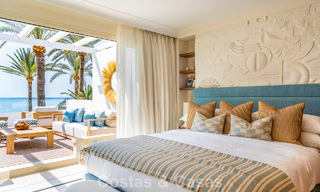Lujosa propiedad en primera línea de playa con vistas al mar en venta, en la playa de la prestigiosa Milla de Oro de Marbella 785349 