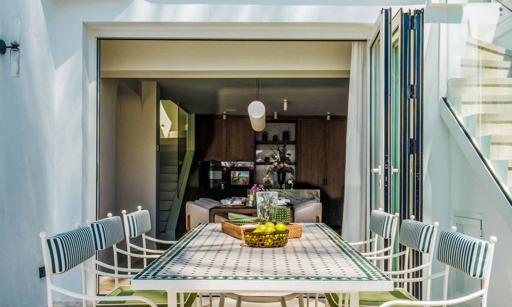 Lujosa propiedad en primera línea de playa con vistas al mar en venta, en la playa de la prestigiosa Milla de Oro de Marbella 785351