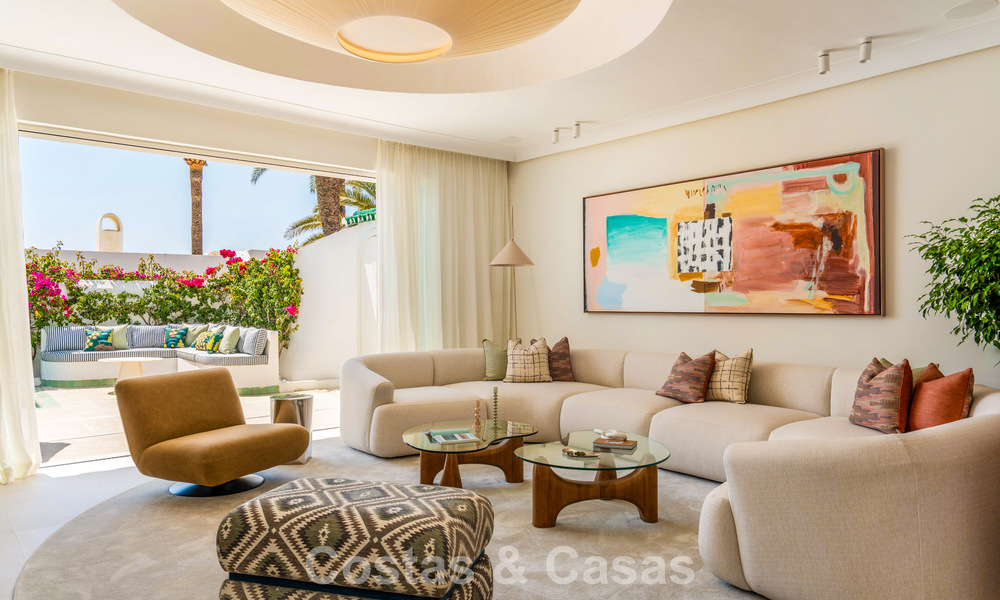 Lujosa propiedad en primera línea de playa con vistas al mar en venta, en la playa de la prestigiosa Milla de Oro de Marbella 785353