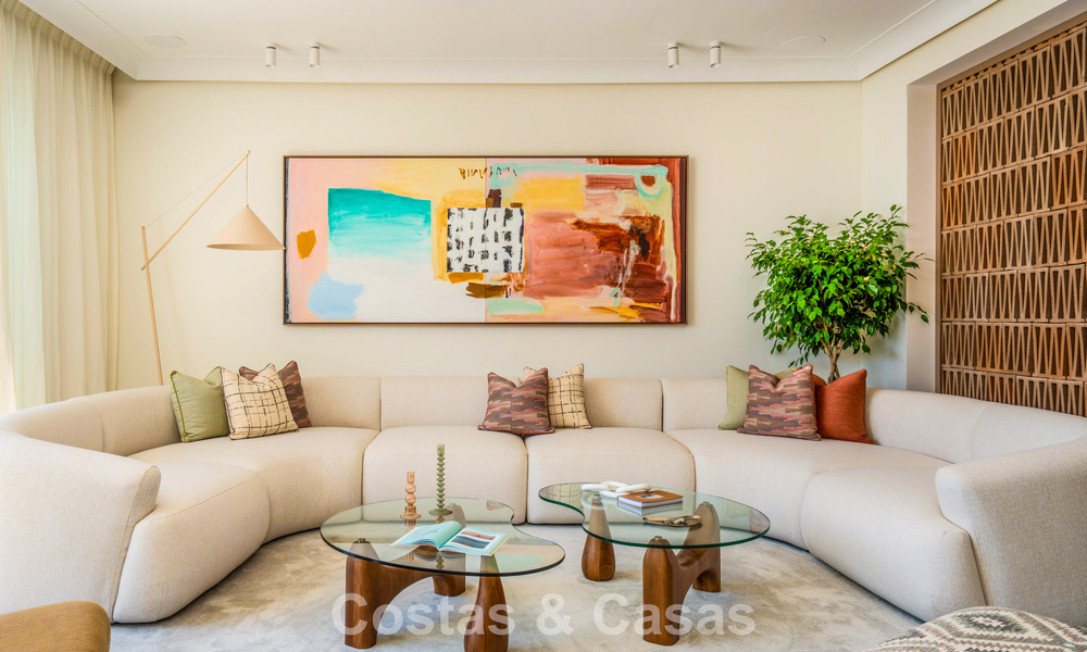 Lujosa propiedad en primera línea de playa con vistas al mar en venta, en la playa de la prestigiosa Milla de Oro de Marbella 785354