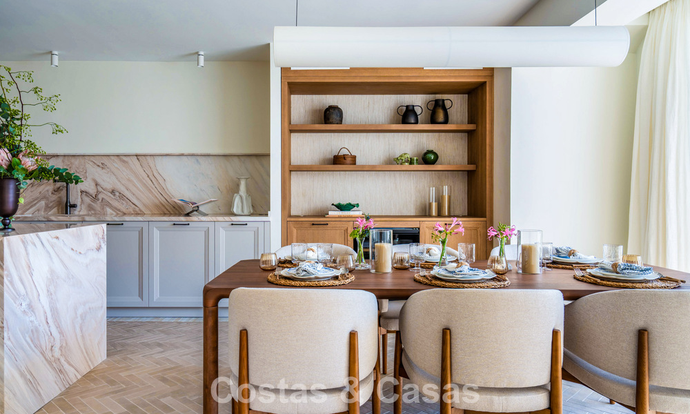 Lujosa propiedad en primera línea de playa con vistas al mar en venta, en la playa de la prestigiosa Milla de Oro de Marbella 785356