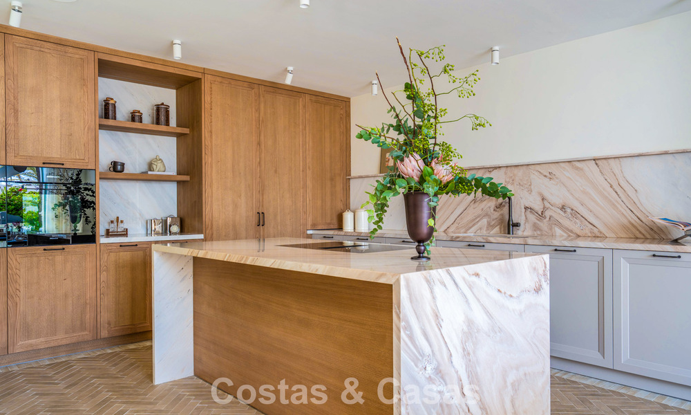 Lujosa propiedad en primera línea de playa con vistas al mar en venta, en la playa de la prestigiosa Milla de Oro de Marbella 785357