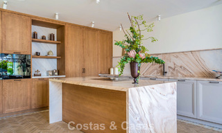 Lujosa propiedad en primera línea de playa con vistas al mar en venta, en la playa de la prestigiosa Milla de Oro de Marbella 785357 