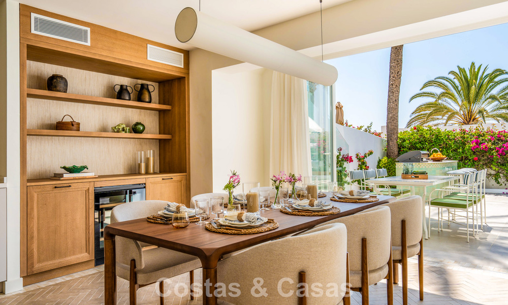Lujosa propiedad en primera línea de playa con vistas al mar en venta, en la playa de la prestigiosa Milla de Oro de Marbella 785358