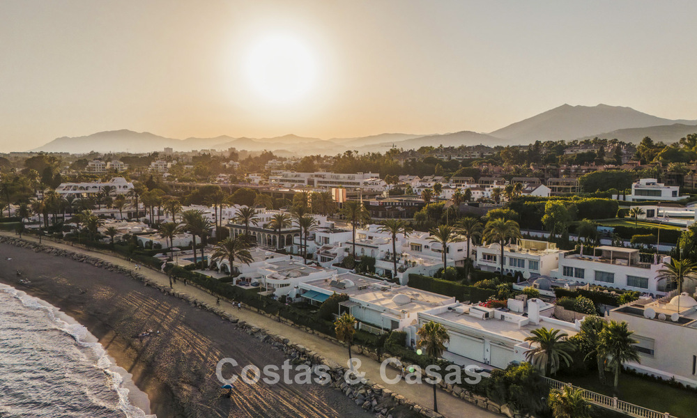 Lujosa propiedad en primera línea de playa con vistas al mar en venta, en la playa de la prestigiosa Milla de Oro de Marbella 785364