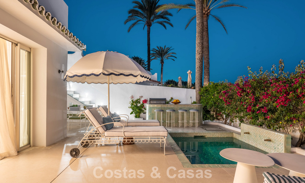 Lujosa propiedad en primera línea de playa con vistas al mar en venta, en la playa de la prestigiosa Milla de Oro de Marbella 785366