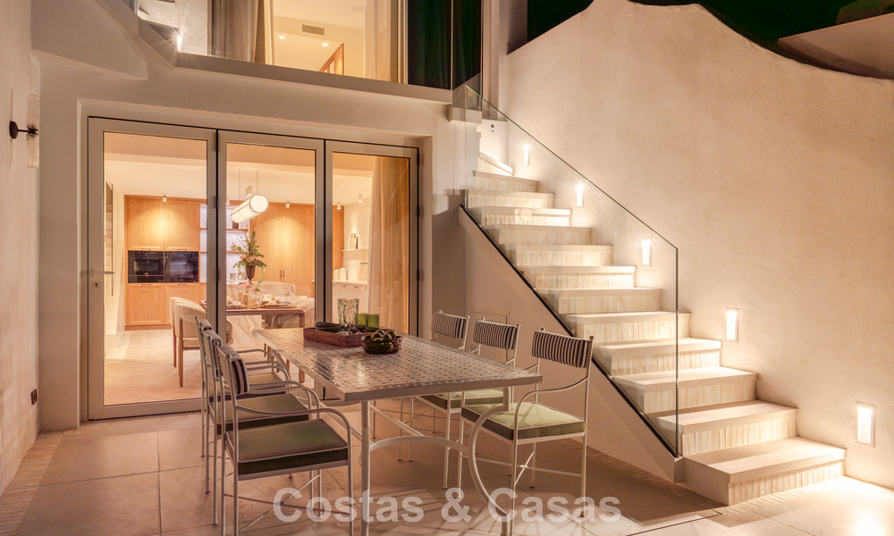 Lujosa propiedad en primera línea de playa con vistas al mar en venta, en la playa de la prestigiosa Milla de Oro de Marbella 785367