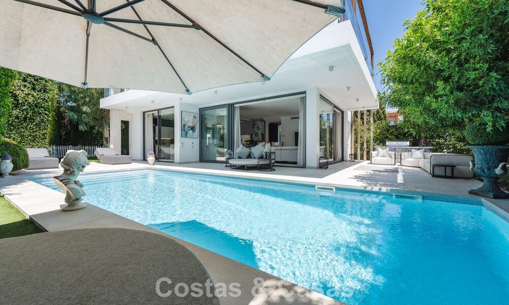Villa modernista en venta en una comunidad privada rodeada de vegetación, en la Nueva Milla de Oro, entre Marbella y Estepona 785368
