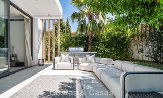 Villa modernista en venta en una comunidad privada rodeada de vegetación, en la Nueva Milla de Oro, entre Marbella y Estepona 785369 