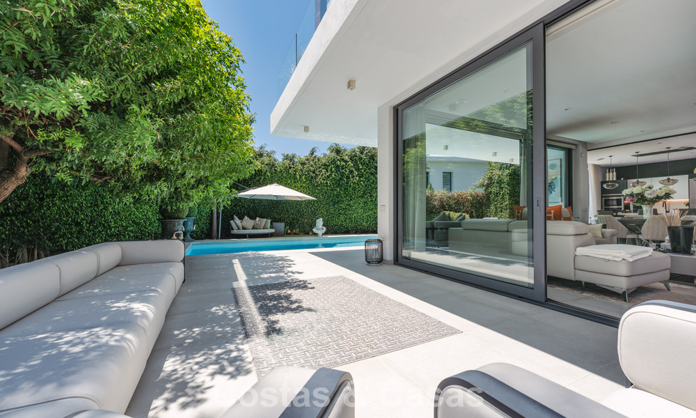 Villa modernista en venta en una comunidad privada rodeada de vegetación, en la Nueva Milla de Oro, entre Marbella y Estepona 785370