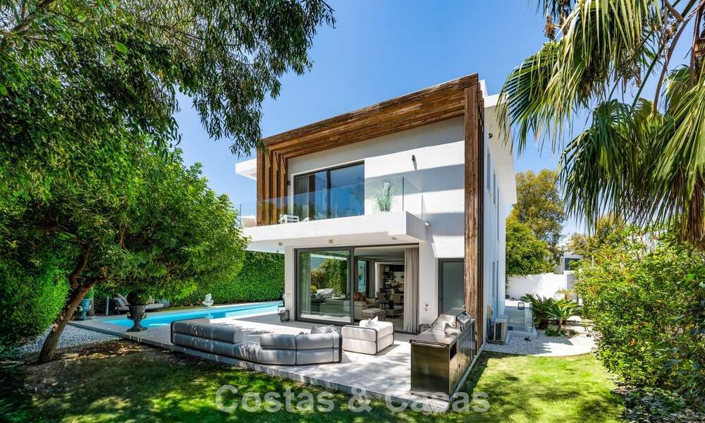 Villa modernista en venta en una comunidad privada rodeada de vegetación, en la Nueva Milla de Oro, entre Marbella y Estepona 785371