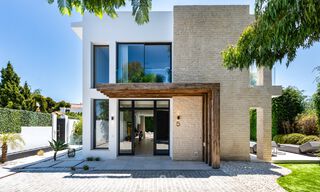 Villa modernista en venta en una comunidad privada rodeada de vegetación, en la Nueva Milla de Oro, entre Marbella y Estepona 785372 