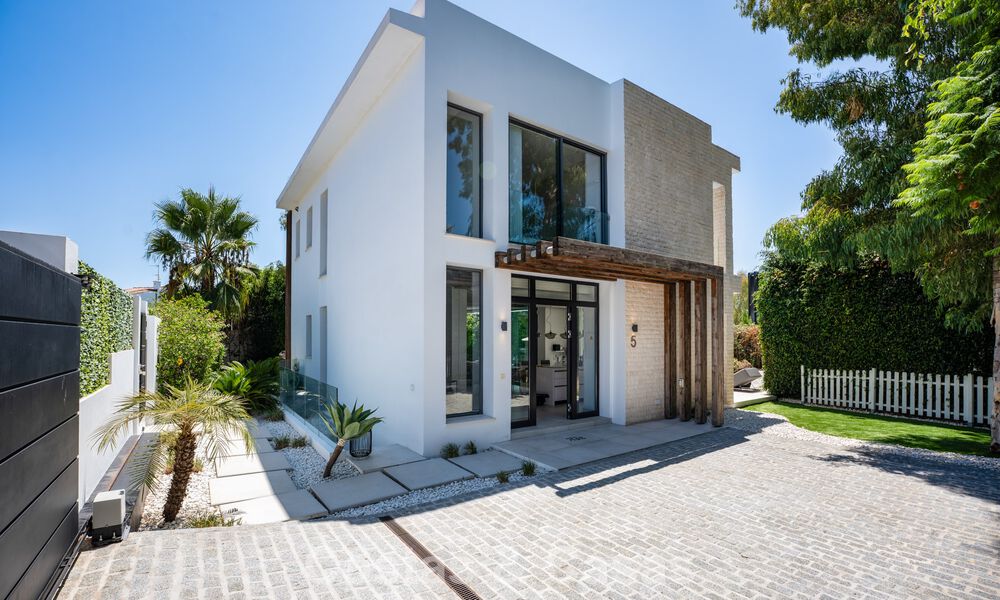 Villa modernista en venta en una comunidad privada rodeada de vegetación, en la Nueva Milla de Oro, entre Marbella y Estepona 785373