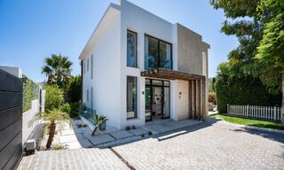 Villa modernista en venta en una comunidad privada rodeada de vegetación, en la Nueva Milla de Oro, entre Marbella y Estepona 785373 
