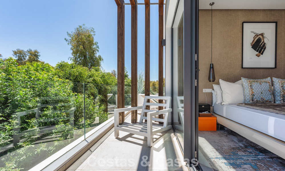 Villa modernista en venta en una comunidad privada rodeada de vegetación, en la Nueva Milla de Oro, entre Marbella y Estepona 785374