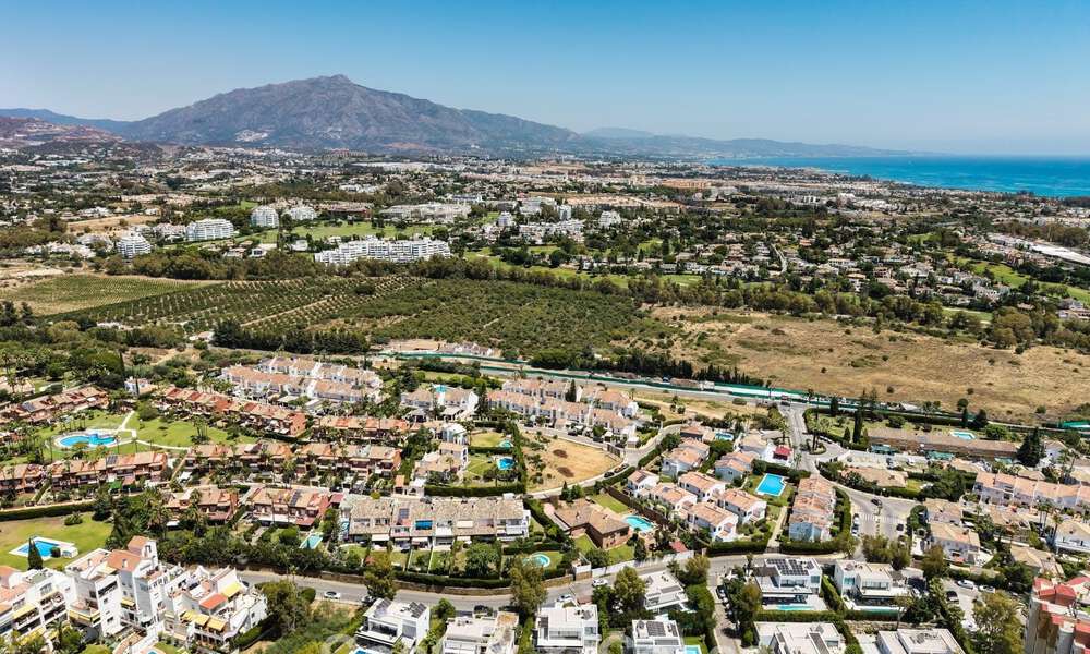 Villa modernista en venta en una comunidad privada rodeada de vegetación, en la Nueva Milla de Oro, entre Marbella y Estepona 785375