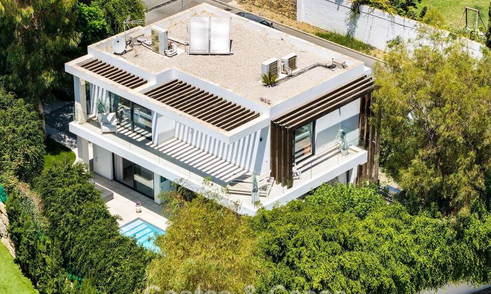 Villa modernista en venta en una comunidad privada rodeada de vegetación, en la Nueva Milla de Oro, entre Marbella y Estepona 785376