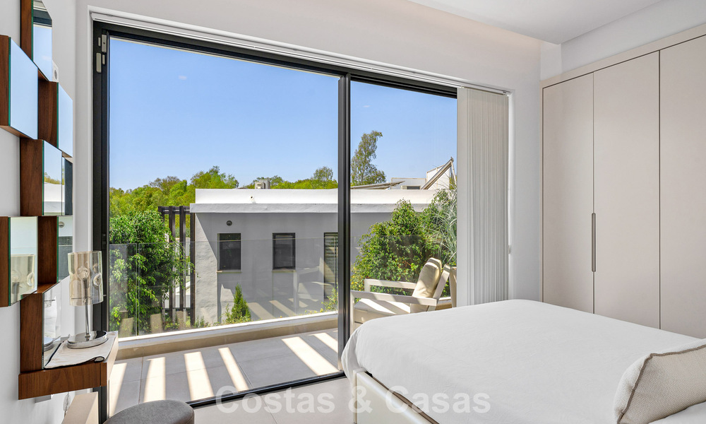 Villa modernista en venta en una comunidad privada rodeada de vegetación, en la Nueva Milla de Oro, entre Marbella y Estepona 785377