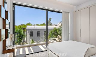 Villa modernista en venta en una comunidad privada rodeada de vegetación, en la Nueva Milla de Oro, entre Marbella y Estepona 785377 