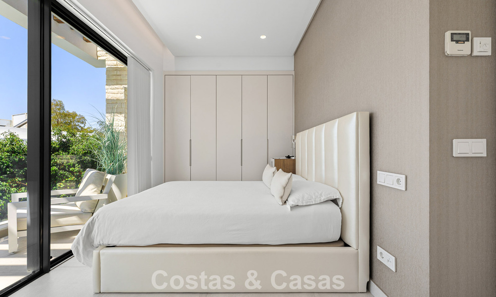 Villa modernista en venta en una comunidad privada rodeada de vegetación, en la Nueva Milla de Oro, entre Marbella y Estepona 785378