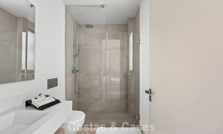 Villa modernista en venta en una comunidad privada rodeada de vegetación, en la Nueva Milla de Oro, entre Marbella y Estepona 785379 