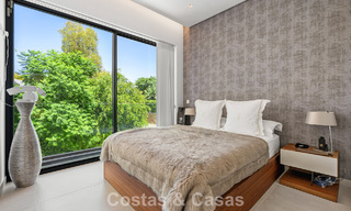 Villa modernista en venta en una comunidad privada rodeada de vegetación, en la Nueva Milla de Oro, entre Marbella y Estepona 785380 
