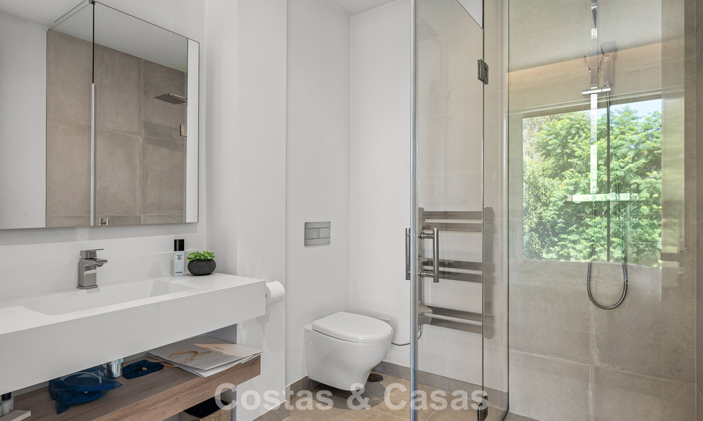 Villa modernista en venta en una comunidad privada rodeada de vegetación, en la Nueva Milla de Oro, entre Marbella y Estepona 785381