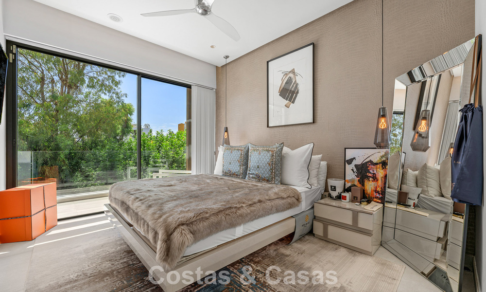 Villa modernista en venta en una comunidad privada rodeada de vegetación, en la Nueva Milla de Oro, entre Marbella y Estepona 785382