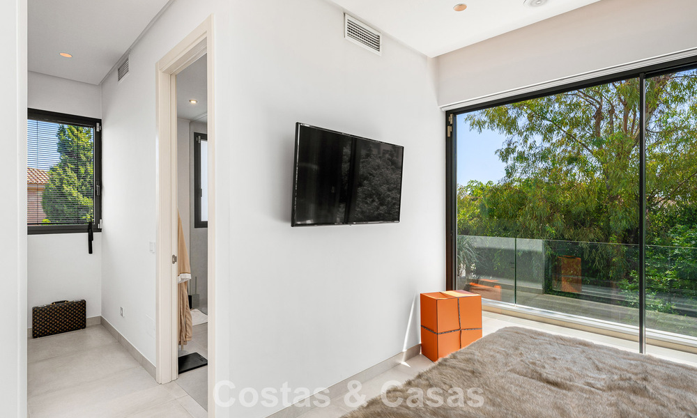 Villa modernista en venta en una comunidad privada rodeada de vegetación, en la Nueva Milla de Oro, entre Marbella y Estepona 785383
