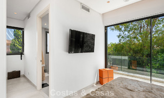 Villa modernista en venta en una comunidad privada rodeada de vegetación, en la Nueva Milla de Oro, entre Marbella y Estepona 785383 