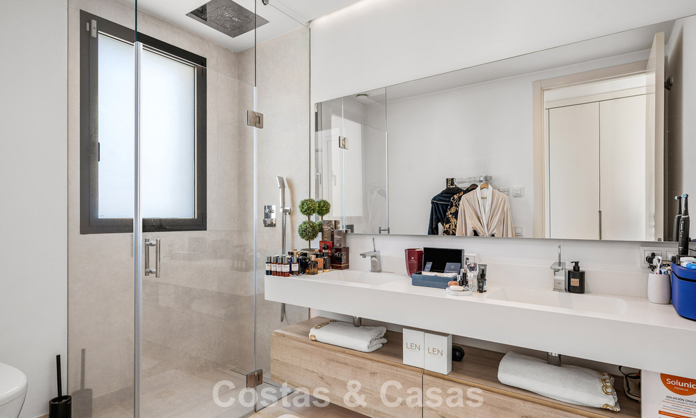 Villa modernista en venta en una comunidad privada rodeada de vegetación, en la Nueva Milla de Oro, entre Marbella y Estepona 785384