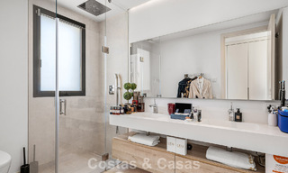 Villa modernista en venta en una comunidad privada rodeada de vegetación, en la Nueva Milla de Oro, entre Marbella y Estepona 785384 