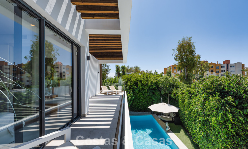Villa modernista en venta en una comunidad privada rodeada de vegetación, en la Nueva Milla de Oro, entre Marbella y Estepona 785385
