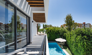 Villa modernista en venta en una comunidad privada rodeada de vegetación, en la Nueva Milla de Oro, entre Marbella y Estepona 785385 