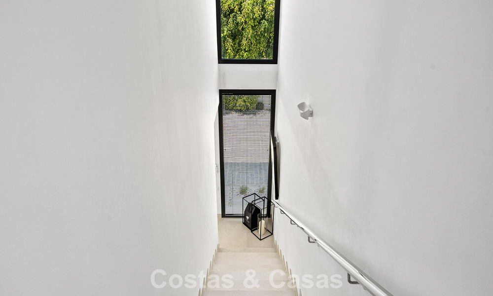 Villa modernista en venta en una comunidad privada rodeada de vegetación, en la Nueva Milla de Oro, entre Marbella y Estepona 785386