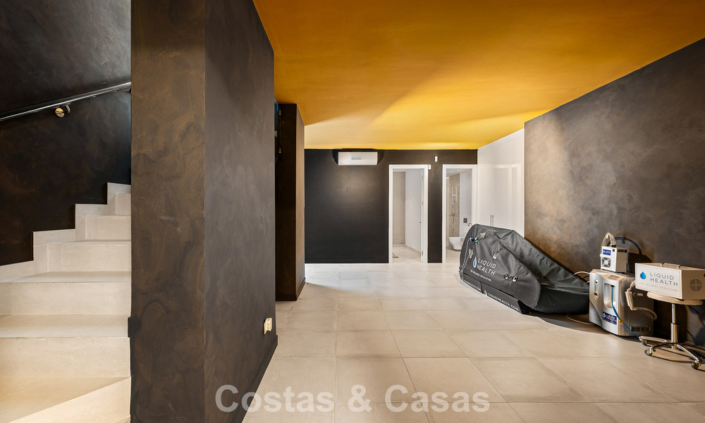 Villa modernista en venta en una comunidad privada rodeada de vegetación, en la Nueva Milla de Oro, entre Marbella y Estepona 785387