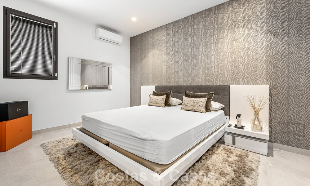 Villa modernista en venta en una comunidad privada rodeada de vegetación, en la Nueva Milla de Oro, entre Marbella y Estepona 785388