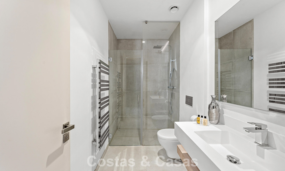 Villa modernista en venta en una comunidad privada rodeada de vegetación, en la Nueva Milla de Oro, entre Marbella y Estepona 785389