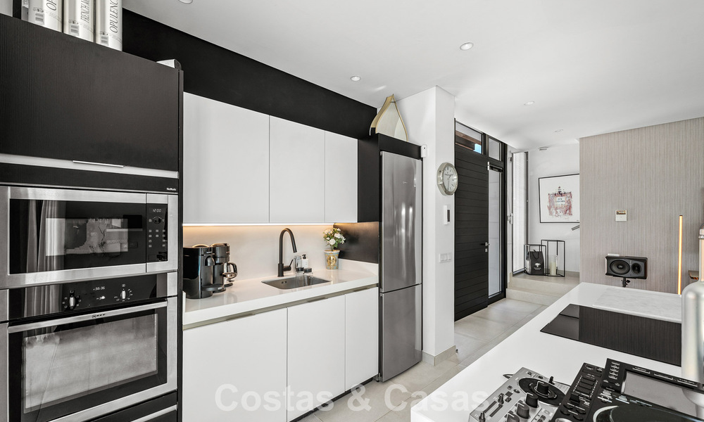 Villa modernista en venta en una comunidad privada rodeada de vegetación, en la Nueva Milla de Oro, entre Marbella y Estepona 785391