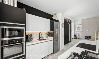 Villa modernista en venta en una comunidad privada rodeada de vegetación, en la Nueva Milla de Oro, entre Marbella y Estepona 785391 