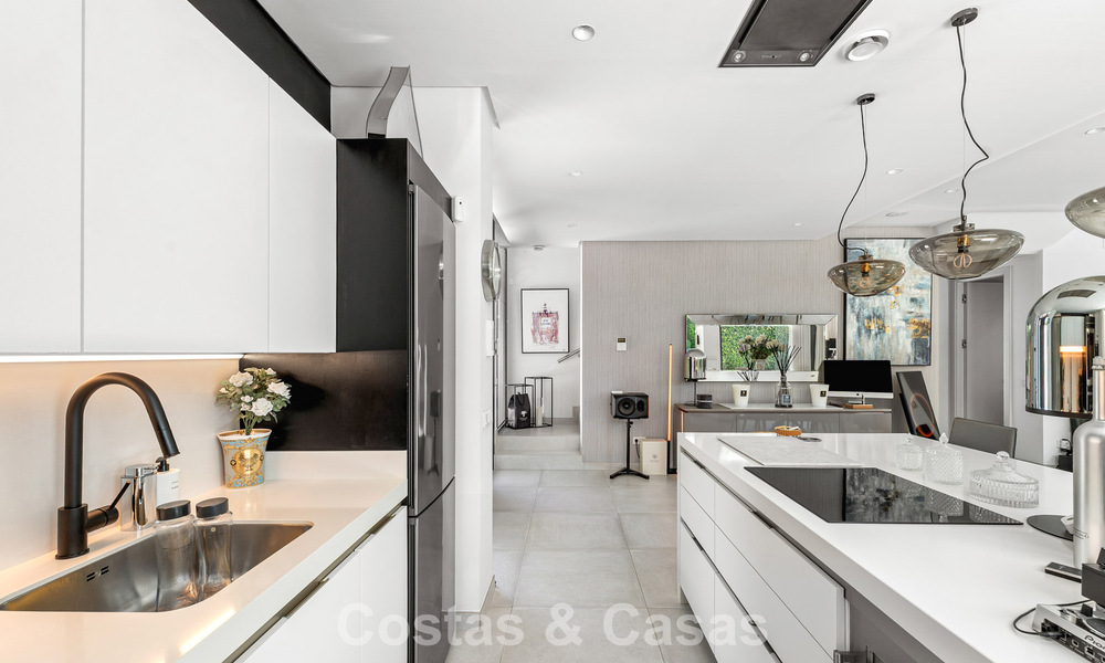 Villa modernista en venta en una comunidad privada rodeada de vegetación, en la Nueva Milla de Oro, entre Marbella y Estepona 785392