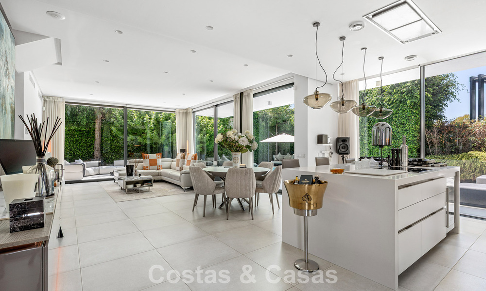 Villa modernista en venta en una comunidad privada rodeada de vegetación, en la Nueva Milla de Oro, entre Marbella y Estepona 785393