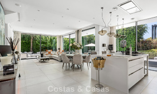 Villa modernista en venta en una comunidad privada rodeada de vegetación, en la Nueva Milla de Oro, entre Marbella y Estepona 785393 