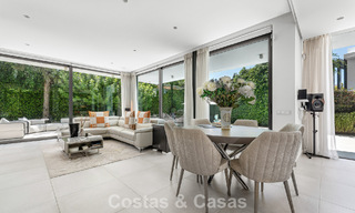 Villa modernista en venta en una comunidad privada rodeada de vegetación, en la Nueva Milla de Oro, entre Marbella y Estepona 785394 