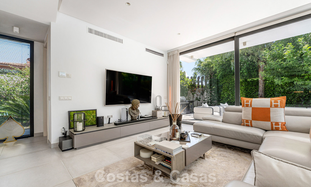 Villa modernista en venta en una comunidad privada rodeada de vegetación, en la Nueva Milla de Oro, entre Marbella y Estepona 785395