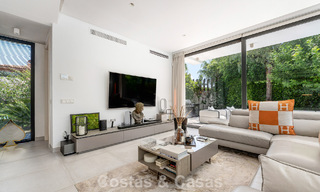Villa modernista en venta en una comunidad privada rodeada de vegetación, en la Nueva Milla de Oro, entre Marbella y Estepona 785395 