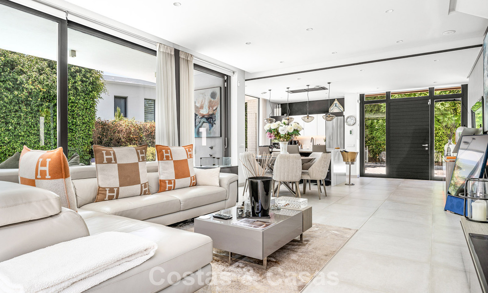 Villa modernista en venta en una comunidad privada rodeada de vegetación, en la Nueva Milla de Oro, entre Marbella y Estepona 785396