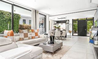 Villa modernista en venta en una comunidad privada rodeada de vegetación, en la Nueva Milla de Oro, entre Marbella y Estepona 785396 