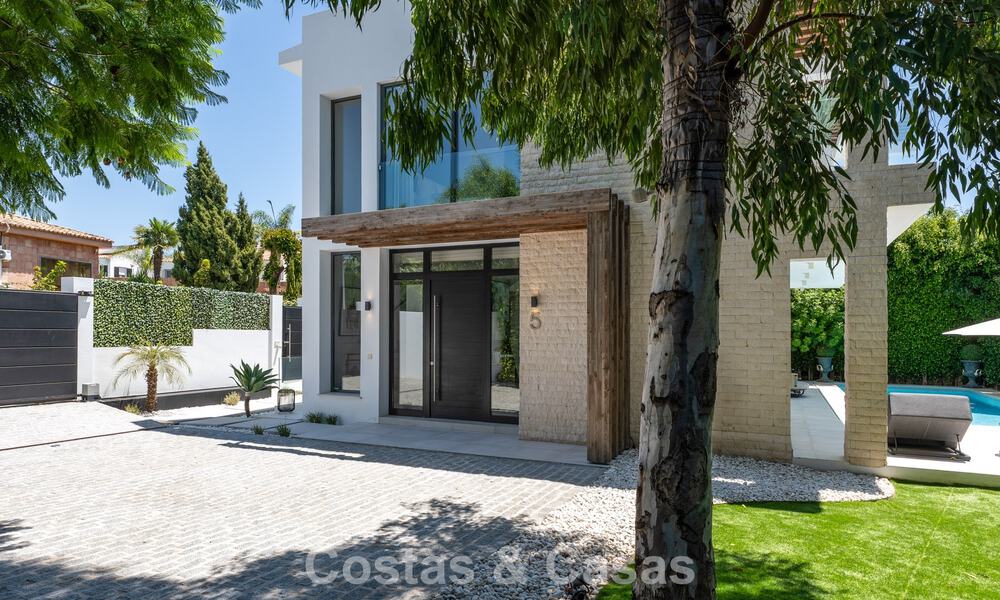Villa modernista en venta en una comunidad privada rodeada de vegetación, en la Nueva Milla de Oro, entre Marbella y Estepona 785397
